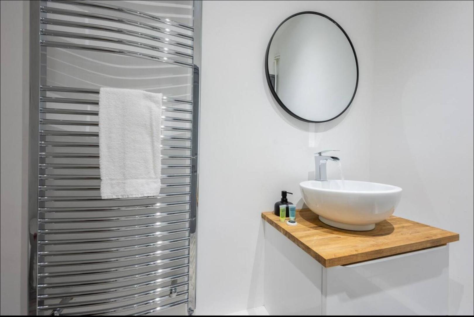 Stunning One Bedroom Apartments Near Shops & Central Cardiff Exterior foto