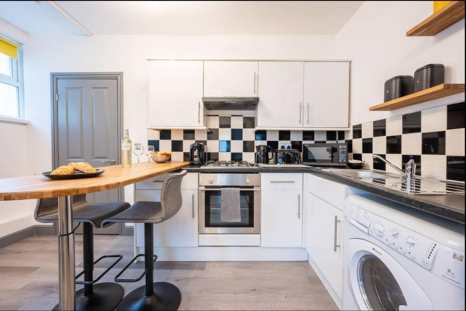 Stunning One Bedroom Apartments Near Shops & Central Cardiff Exterior foto
